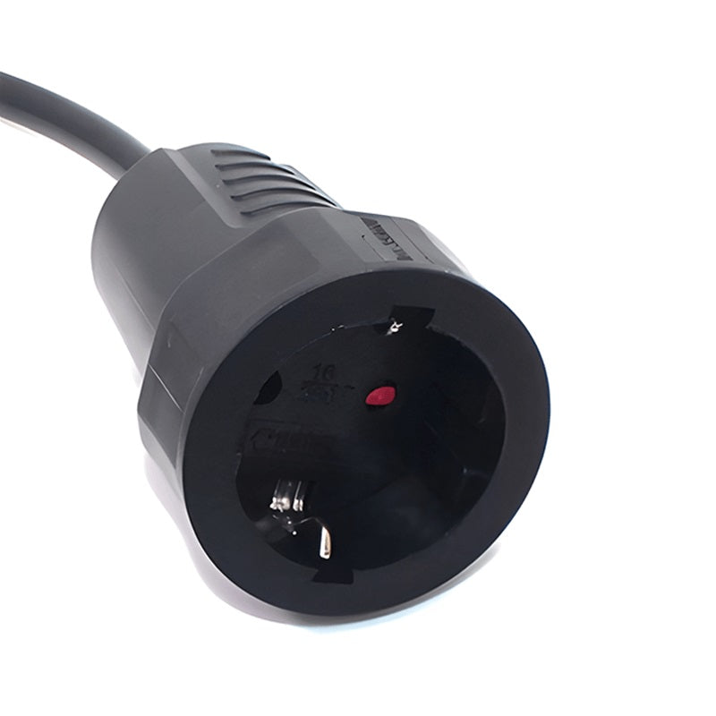 Schwarzer Schuko-Steckdosenadapter in der schrägen Frontansicht, mit deutlich sichtbaren Kontaktpunkten und stabilem Gehäuse, geeignet für die Verwendung mit Schuko-Steckern.