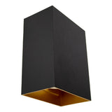 Nahaufnahme einer modernen schwarzen Wandlampe mit goldener Innenseite und rechteckigem Design – stilvolle Up-and-Down-Wandlampe für den Außen- oder Innenbereich.