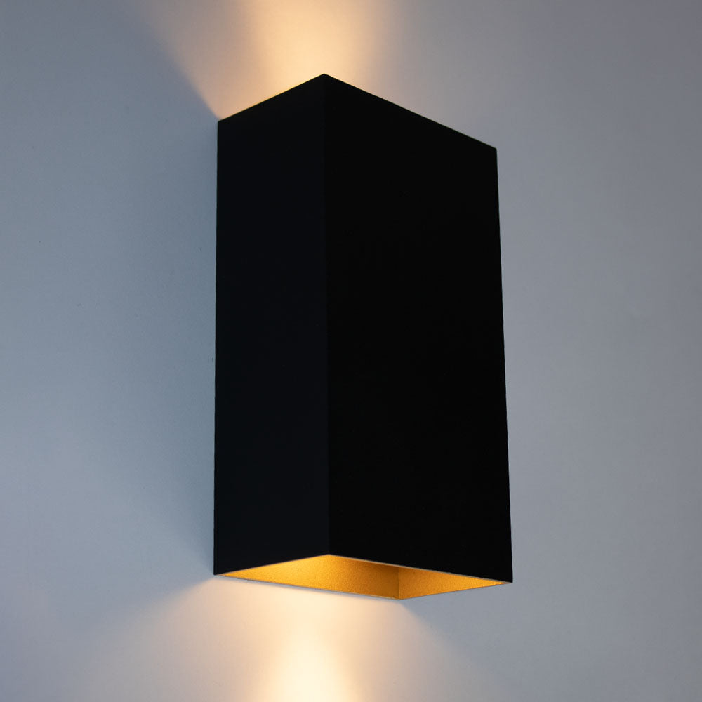 LED wandlamp zwart met goud 2 keer gu10 fitting - sfeerfoto