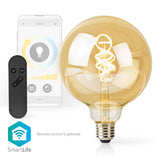 SmartLife Smart-LED-Filamentlampe G95 mit E27-Fassung, bernsteinfarbenem Glas und Spiralfaden, abgebildet in der Vorderansicht zusammen mit Smartphone-App-Schnittstelle und optionaler Fernbedienung für kabellose Bedienung.