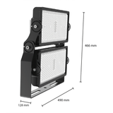 Seitenansicht eines industriellen Doppel-LED-Flutlichts mit den Maßen 490 mm Breite, 466 mm Höhe und 128 mm Tiefe, ausgestattet mit einer Montagehalterung und einer gerippten Linsenstruktur für optimale Lichtverteilung.