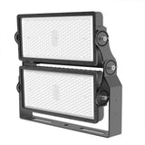 Industrieller LED-Flutlichtstrahler mit Doppellampeneinheit, Front- und Seitenansicht, ausgestattet mit Hochleistungs-Prismenlinsen und verstellbarer Montagehalterung für Außenanwendungen wie Sportplätze und -gelände.