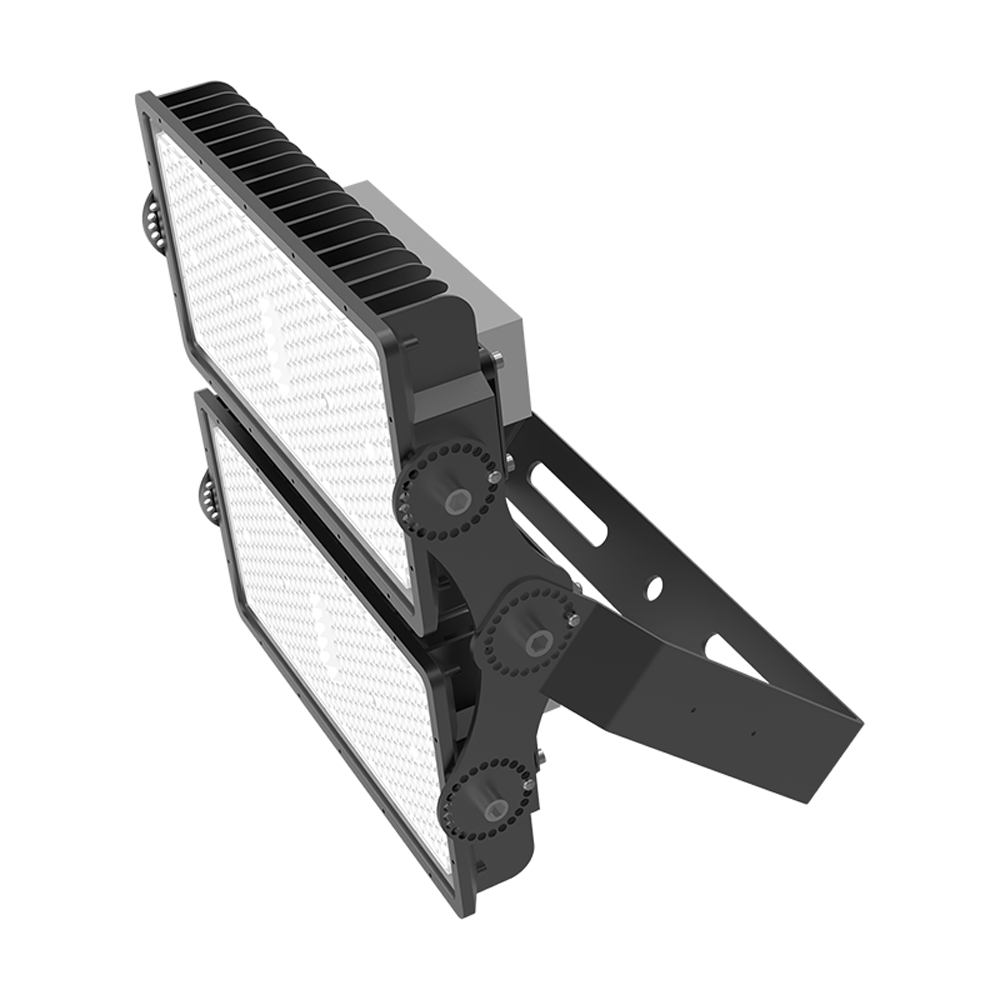 Industrieller LED-Flutlichtstrahler mit doppelter modularer Leuchte, schwarzem Gehäuse und Wärmeableitungsrippen, abgewinkelte Seitenansicht.