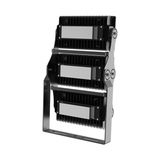 Industrieller LED-Fluter mit drei modularen Beleuchtungseinheiten, seitlicher Blickwinkel – leistungsstarke und energieeffiziente Beleuchtung für Außenanwendungen wie Sportplätze, Parkplätze oder Industriegebiete.