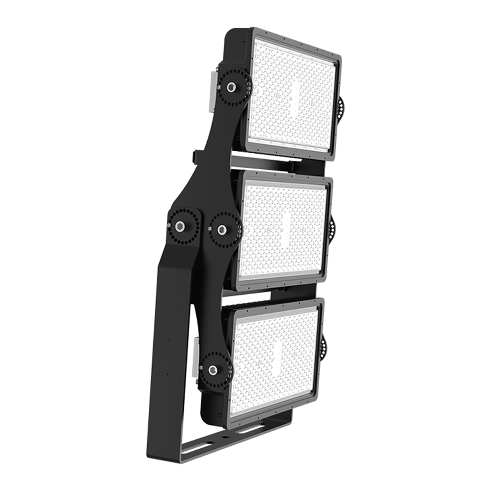 Industrieller LED-Flutlichtstrahler mit drei modularen Lichteinheiten, schräge Seitenansicht.