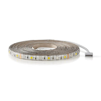 Aufgerolltes flexibles LED-Streifenlicht mit Anschluss, Vorderansicht auf weißem Hintergrund.