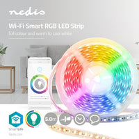 Vorderansicht eines 5 m langen, aufgerollten und in mehreren Farben beleuchteten Nedis Wi-Fi Smart RGB-LED-Streifens mit Smartphone-App-Oberfläche im Hintergrund zur intelligenten Lichtsteuerung; geeignet für Vollfarbbeleuchtung und warmes bis kaltes Weißlicht.