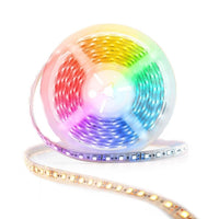 Rolle mit bunten RGB-LED-Lichtstreifen auf weißem Hintergrund, Vorderansicht mit teilweise abgerolltem Streifen, der verschiedene Lichtfarben zeigt.