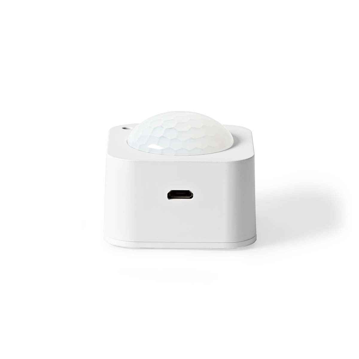 Weißer Nedis SmartLife PIR-Bewegungssensor, Vorderansicht mit Blick auf den USB-Ladeanschluss und einer halbkugelförmigen Sensorlinse oben.