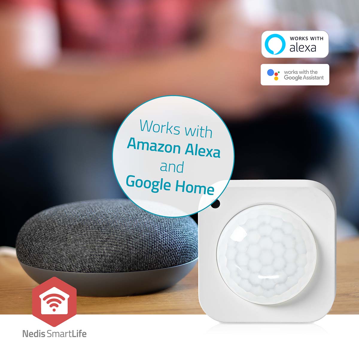 Nahaufnahme des Nedis SmartLife-Bewegungssensors neben einem intelligenten Lautsprecher, mit Text und Symbolen, die die Kompatibilität mit Amazon Alexa und Google Home anzeigen.