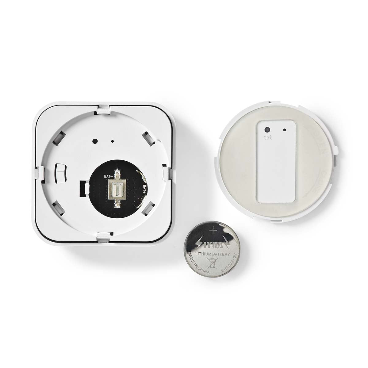 Draufsicht eines geöffneten Nedis Smart Mini Tür- und Fenstersensors, einschließlich des Inneren mit elektronischen Komponenten und der mitgelieferten CR2032-Lithium-Knopfzellenbatterie.