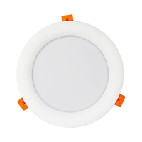 Runder LED-Einbaustrahler mit weißem Rahmen und orangefarbenen Befestigungsclips, Draufsicht, geeignet für die Deckenmontage.