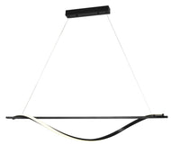Seitenansicht einer modernen schwarzen LED-Pendelleuchte mit wellenförmiger Designlinie und integrierter Beleuchtung, die über zwei dünne Aufhängekabel an einer rechteckigen Deckenplatte befestigt ist.