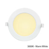 Runder LED-Einbaustrahler in warmweißem Licht (3000K), weißes Gehäuse, Frontansicht.