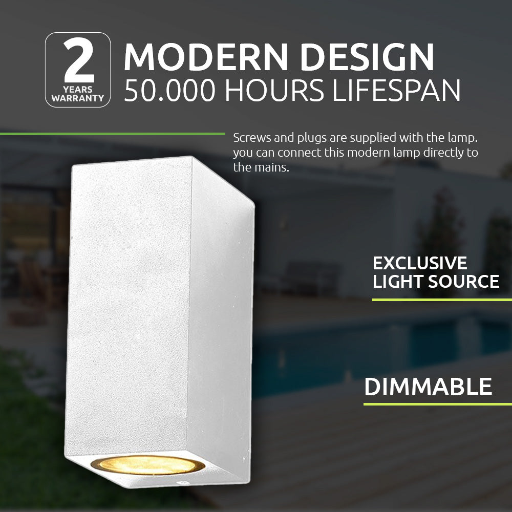 Moderne weiße Wandleuchte mit minimalistischem Design, von schräg vorne und unten sichtbar, für den Außenbereich geeignet, mit Dimmfunktion, exklusivem Leuchtmittel und einer Lebensdauer von 50.000 Stunden.