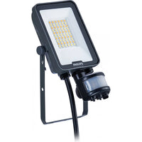 Philips LED-Flutlicht mit Bewegungssensor, Seitenansicht, mit Montagehalterung und Netzkabel.