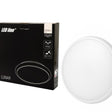 LED-Linie LUNAR Deckenleuchte mit 1360 Lumen, IP65 und IK10 Klassifizierung, abgebildet in der Vorderansicht neben der Produktverpackung.