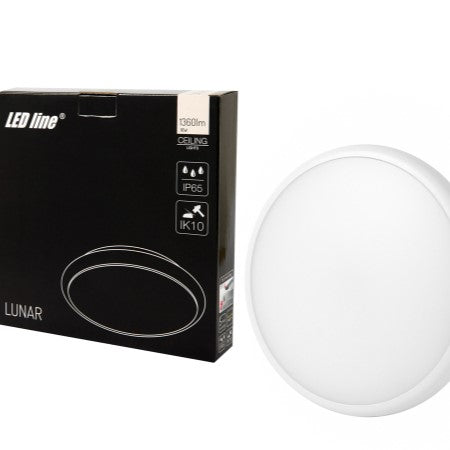 LED-Linie LUNAR Deckenleuchte mit 1360 Lumen, IP65 und IK10 Klassifizierung, abgebildet in der Vorderansicht neben der Produktverpackung.