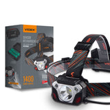 Vorderansicht der wiederaufladbaren LED-Stirnlampe Videx HO56 mit Sensor, verstellbarem Kopfband und Produktverpackung, 1400 Lumen Helligkeit.