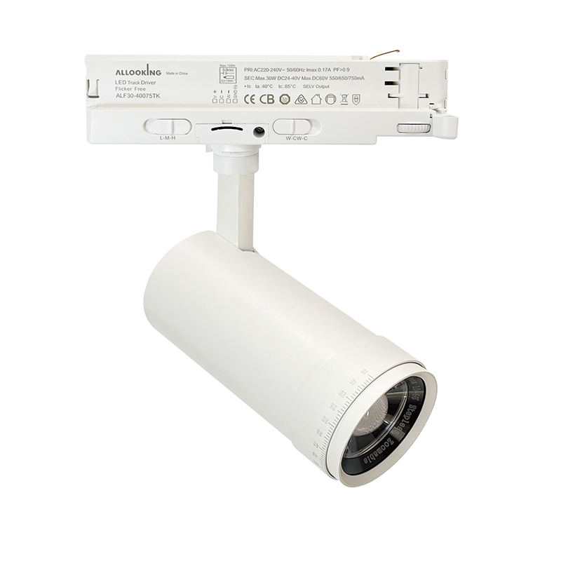 Weiße ALLOOKING LED-Schienenleuchte Modell ALF30-40057TK, abgewinkelter Seitenblick mit Blick in die Linse und einstellbarer Gradmarkierung, geeignet für Deckenschienensysteme.