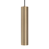 Zylindrische Pendelleuchte aus gebürstetem Messing mit minimalistischem Design, Vorderansicht vor weißem Hintergrund.